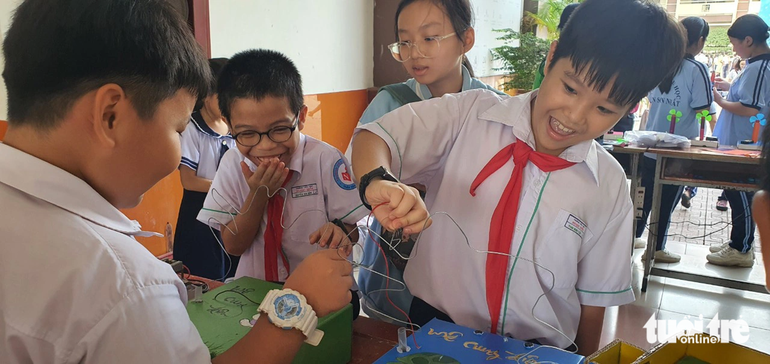 Nhóm học sinh Trường tiểu học Ngọc Hồi, quận Tân Bình, TP.HCM ngạc nhiên và thích thú với trò chơi mê cung điện - Ảnh: HOÀNG HƯƠNG