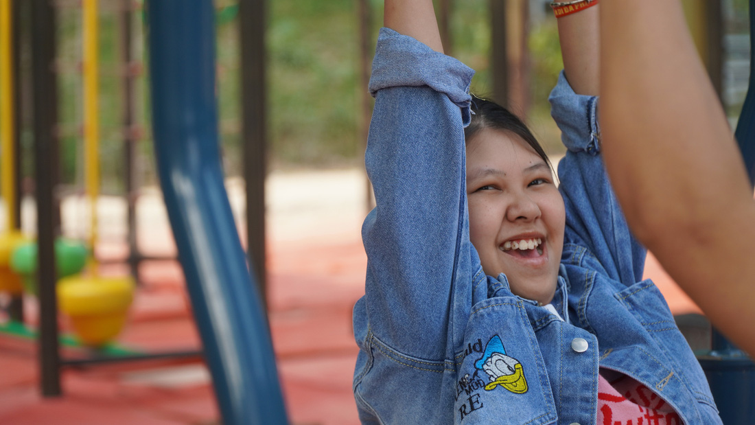 Nụ cười hạnh phúc của một bé gái khuyết tật khi được vui chơi thỏa thích bên các bạn - Ảnh: BTC