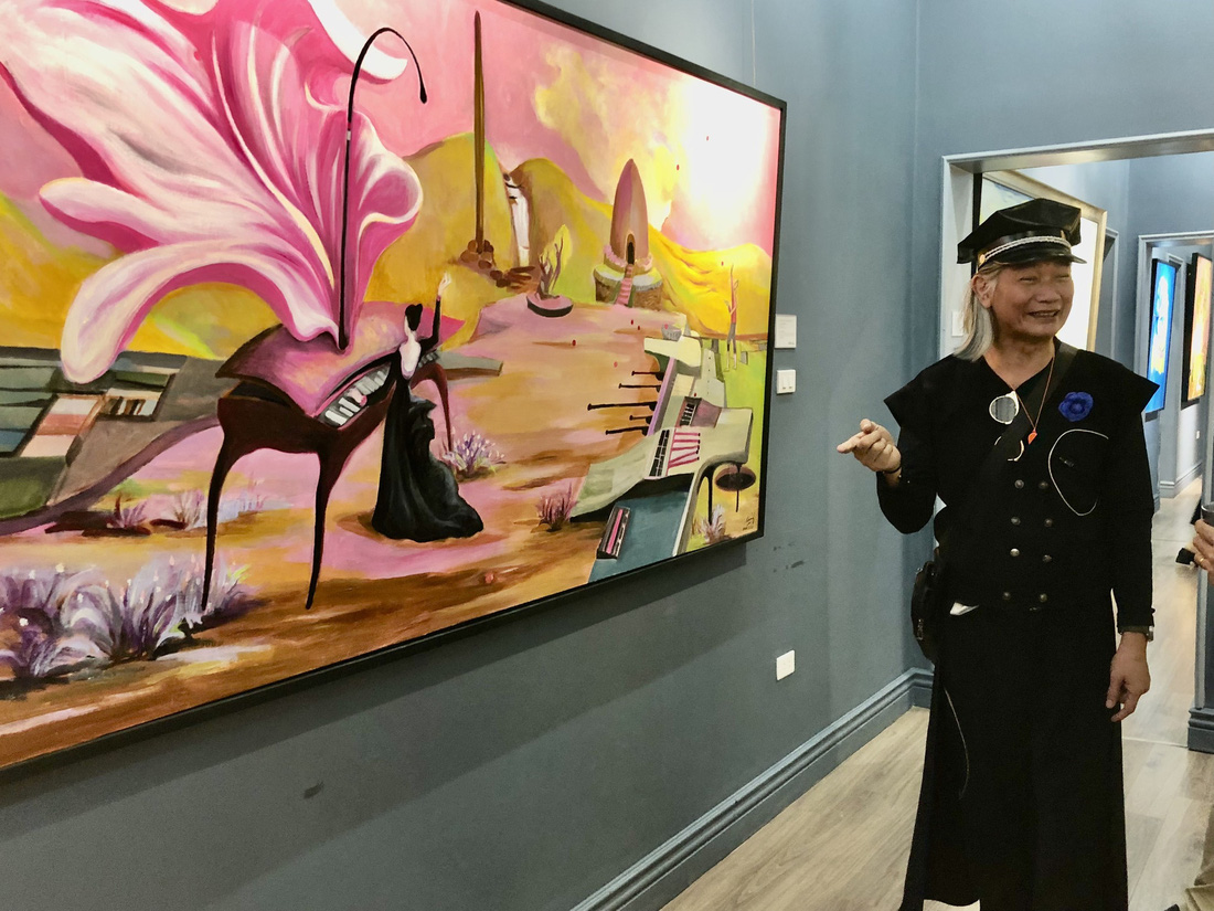 Nghệ sĩ Đào Anh Khánh giới thiệu tranh với công chúng trong buổi khai mạc triển lãm Vũ trụ hứng - Ảnh: T.ĐIỂU
