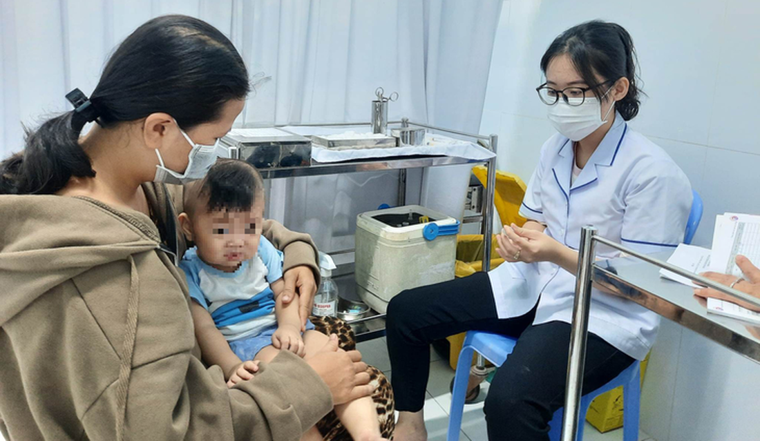 Trẻ được tiêm vắc xin trong Chương trình tiêm chủng mở rộng tại TP.HCM - Ảnh: THU HIẾN