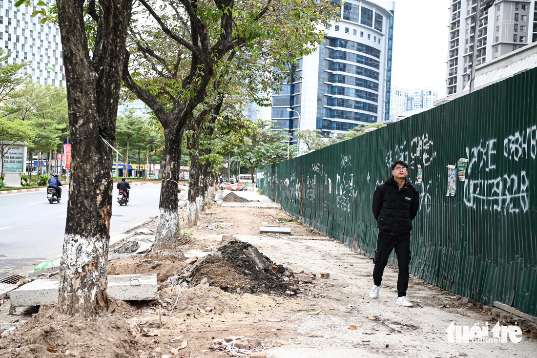 Đường Trần Thái Tông (quận Cầu Giấy) vỉa hè bị đào xới nhiều tuần qua nhưng vẫn vắng bóng công nhân thi công hoàn thiện - Ảnh: HỒNG QUANG