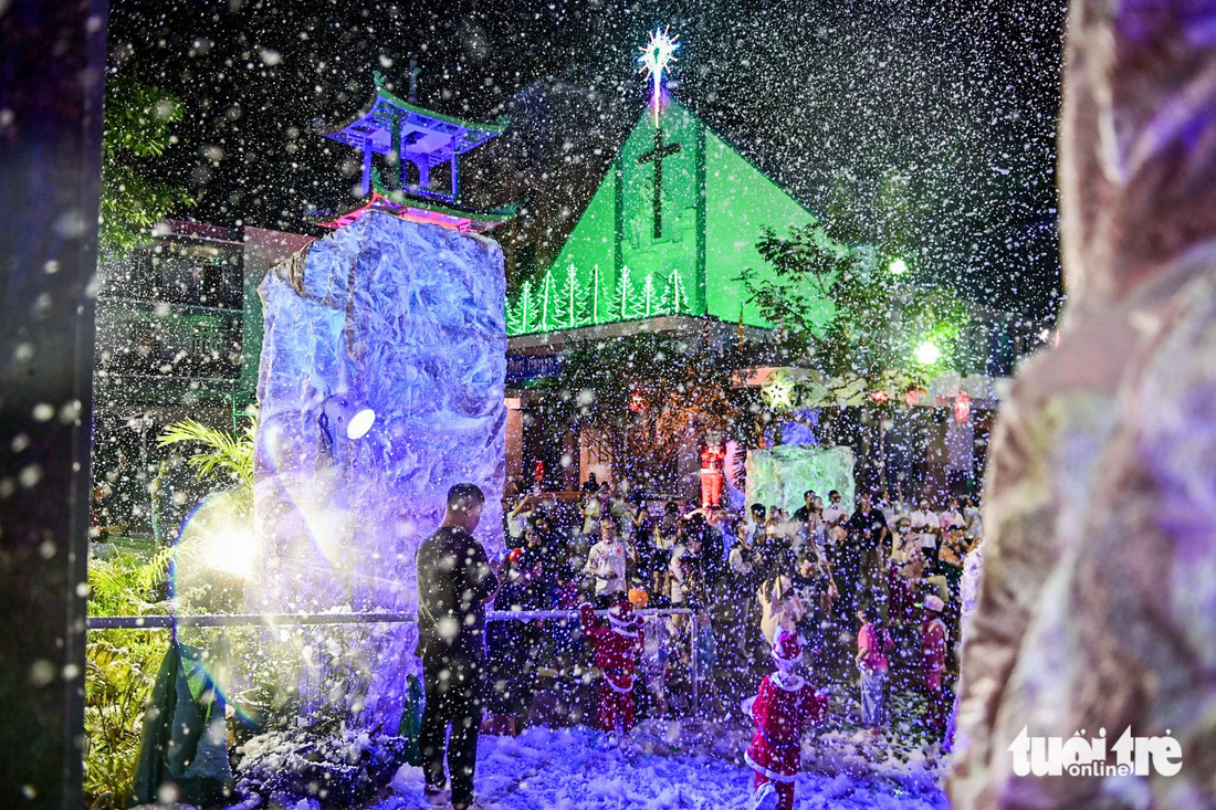 Mô hình hang đá với hai máy phun tuyết tự động ở nhà thờ Bình An Thượng (quận 8) thu hút hàng trăm người tới tham quan - Ảnh: PHƯƠNG QUYÊN