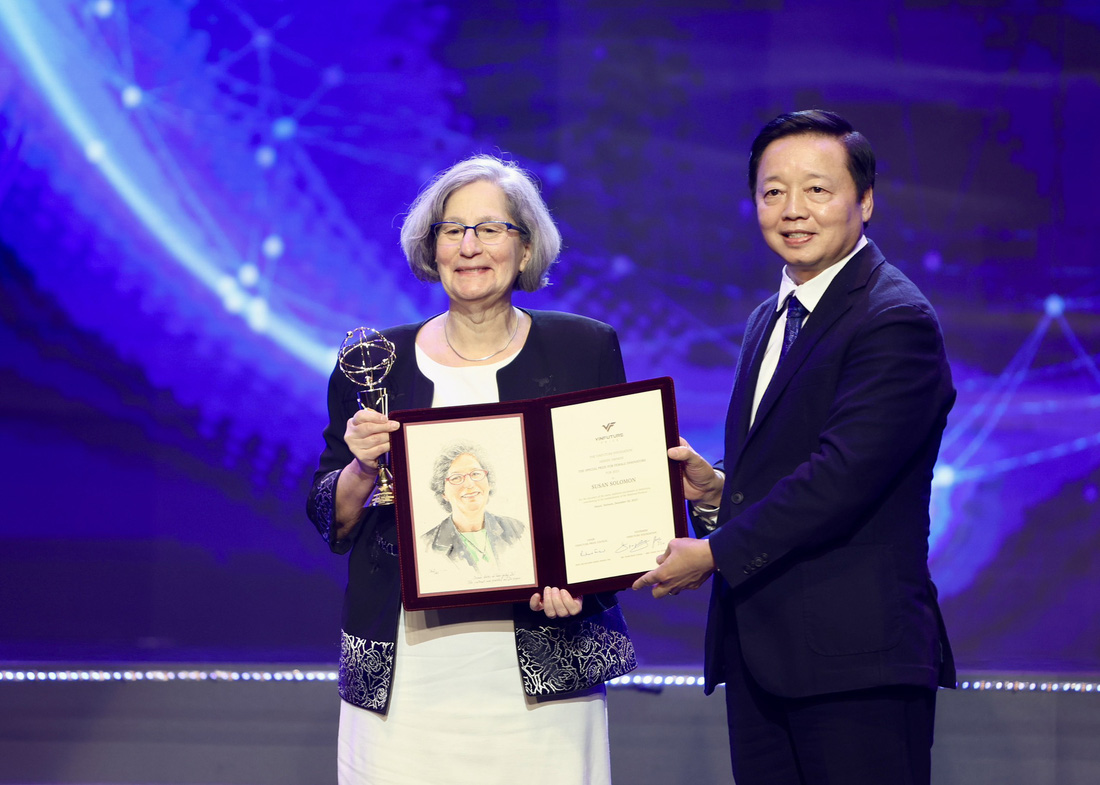 Phó thủ tướng Trần Hồng Hà trao giải đặc biệt VinFuture 2023 dành cho nhà khoa học nữ cho GS Susan Solomon (Mỹ) - Ảnh: NGUYỄN KHÁNH