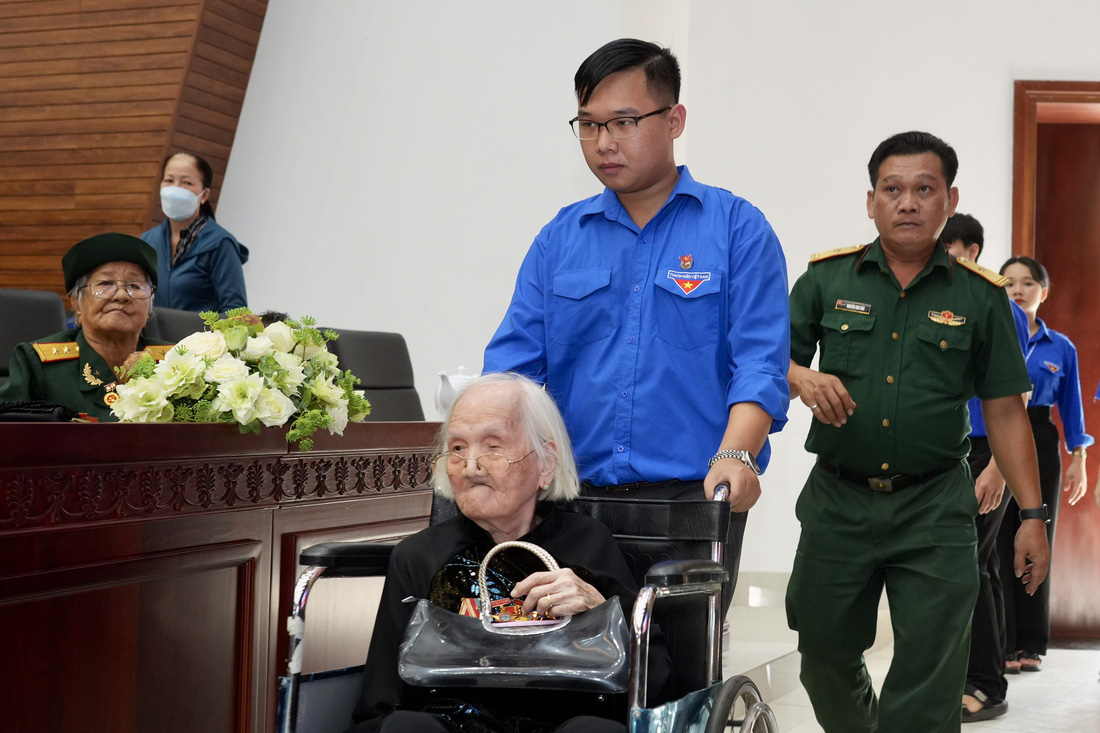 Mẹ Việt Nam anh hùng Trần Thị Mai dù đã 91 tuổi nhưng vẫn đến tham dự chương trình. Mẹ Mai có chồng và con là liệt sĩ, bản thân mẹ cũng là tù chính trị và thương binh 2/4 - Ảnh: HỮU HẠNH
