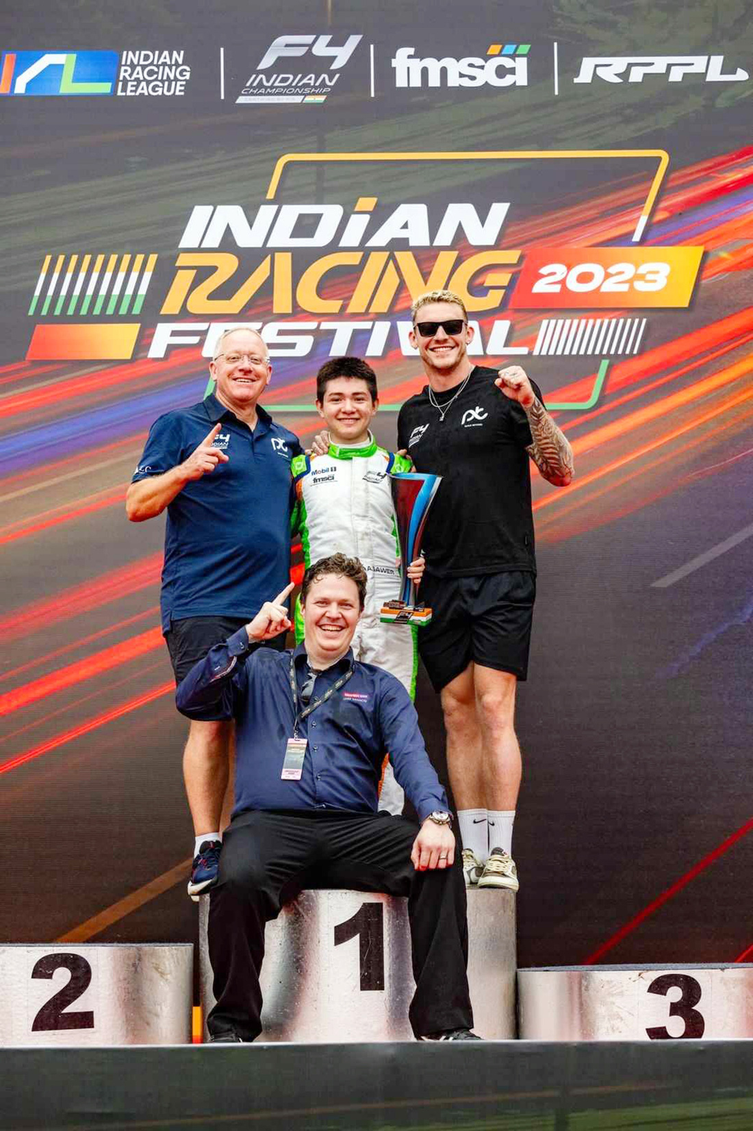 Ông Alistair Sawer (bìa trái) cùng con trong lần ăn mừng một chặng đua thành công tại F4 Indian Championship - Ảnh: NVCC