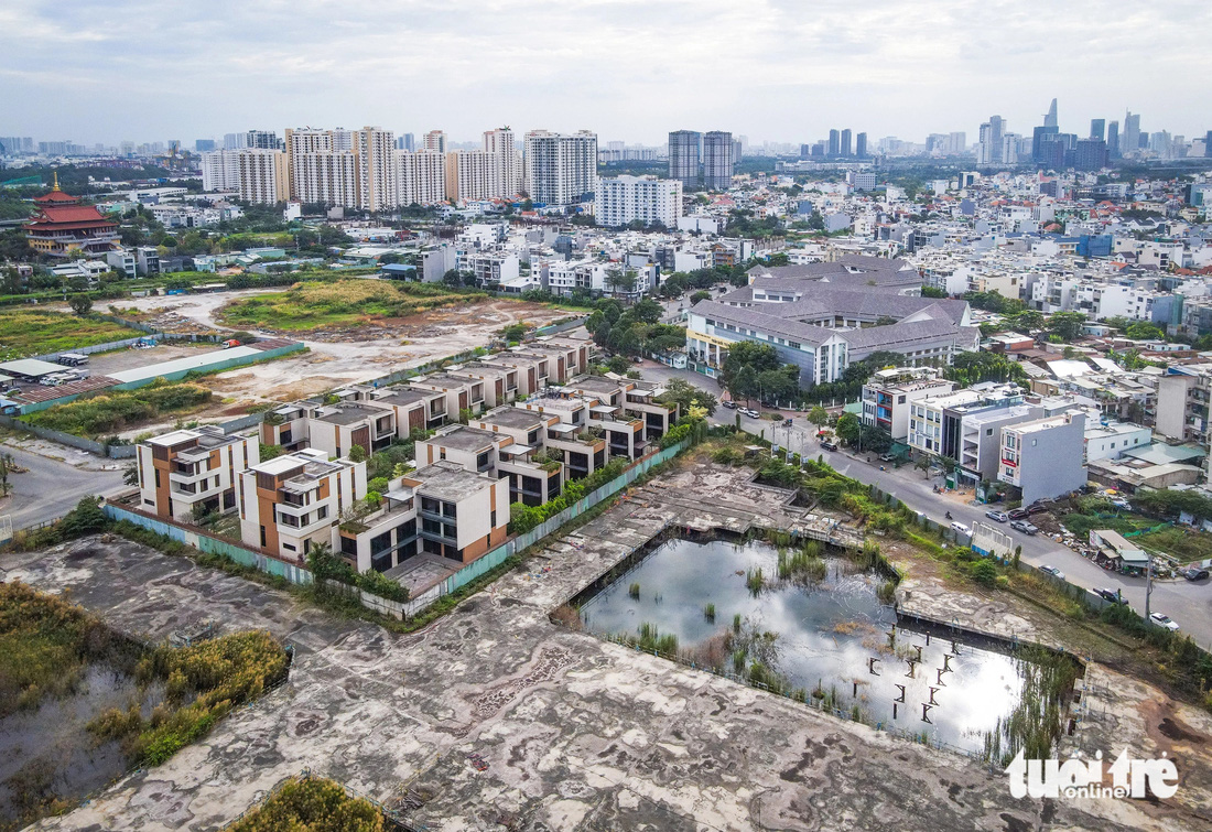 Hạ tầng, đường sá trong khu đô thị An Phú - An Khánh vẫn lởm chởm da beo, nhiều khu đất trống, đọng nước được hàng rào tôn quây kín trong thời gian dài
