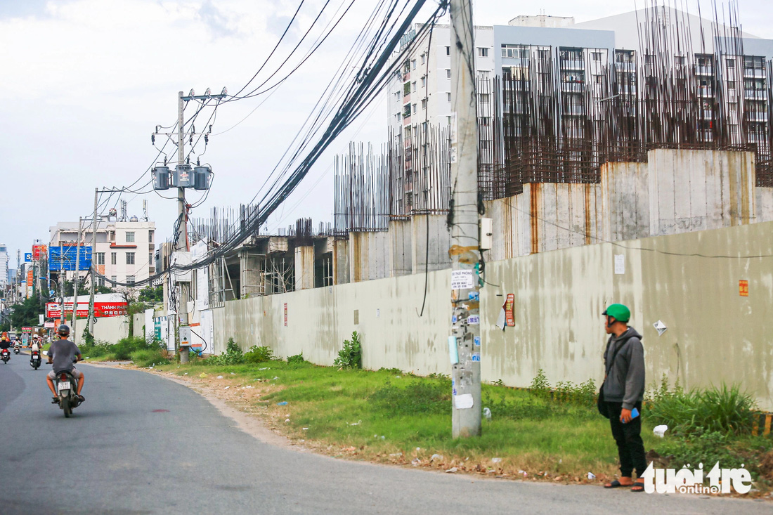Một dự án đã ngừng xây dựng thời gian dài bên khu đô thị An Phú - An Khánh. Hiện nay các trụ cọc gỉ sét, chĩa thẳng lên trời như bàn chông. Hình ảnh này có thể dễ dàng nhìn thấy khi đi qua đường Lương Định Của 