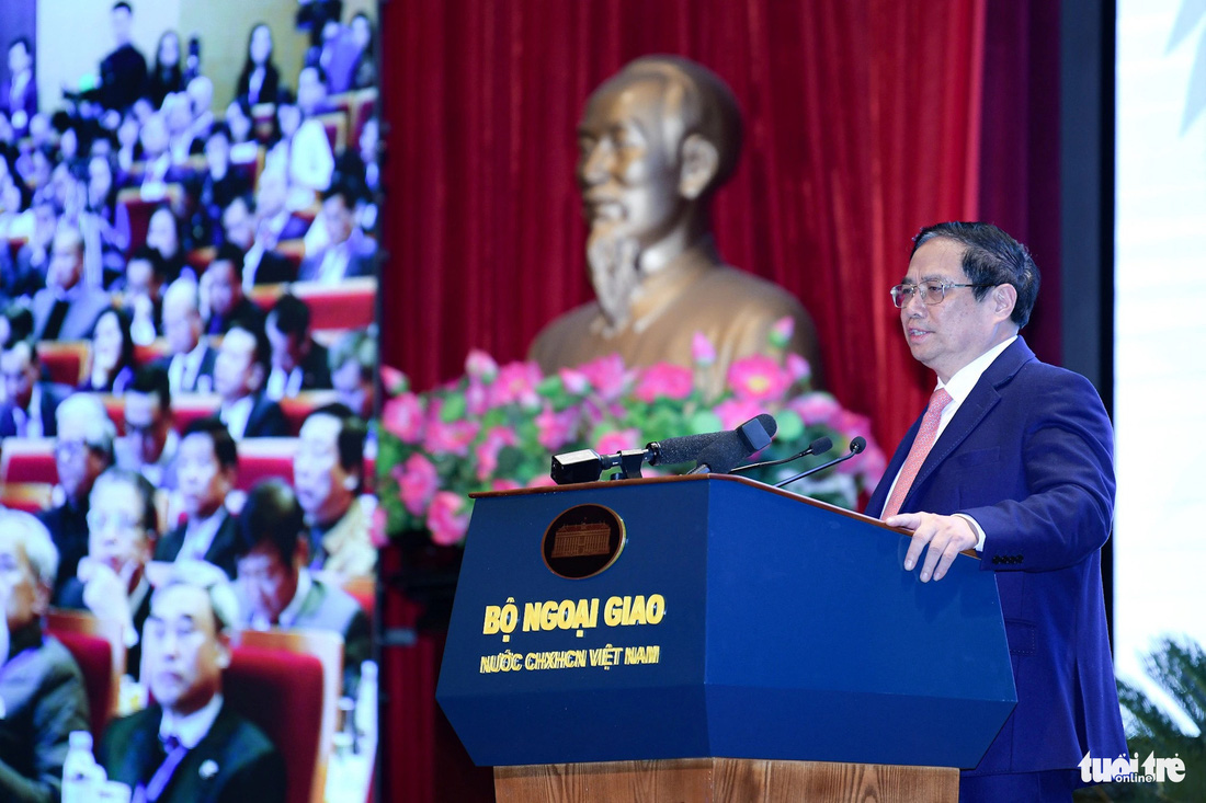 Thủ tướng Phạm Minh Chính phát biểu chỉ đạo tại phiên họp ngoại giao kinh tế của Hội nghị Ngoại giao lần thứ 32 - Ảnh: NAM TRẦN