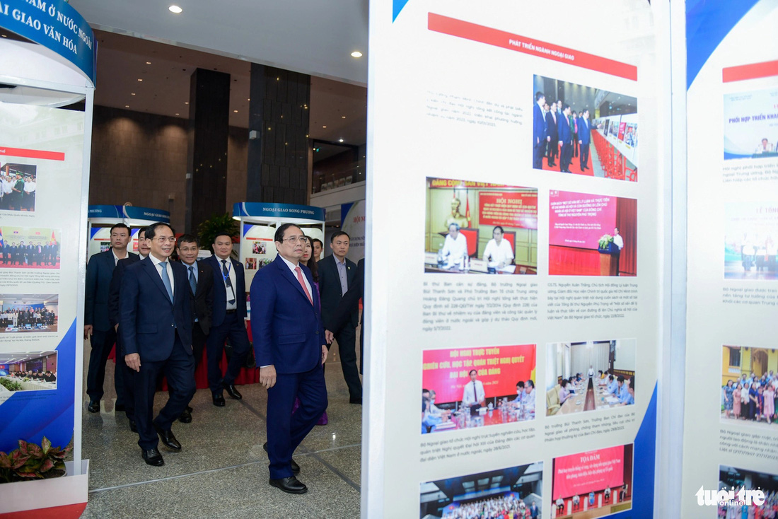 Thủ tướng tham quan triển lãm ảnh về các hoạt động, thành tựu ngoại giao và đối ngoại của Việt Nam thời gian qua - Ảnh: NAM TRẦN
