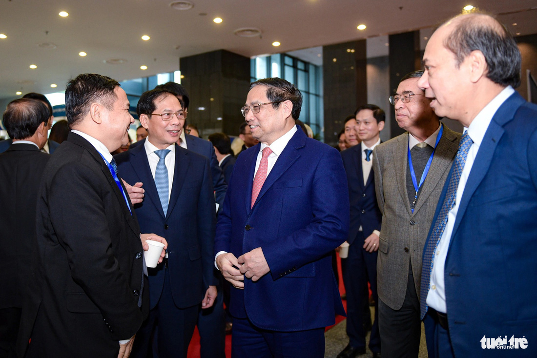 Tranh thủ giờ nghỉ, Thủ tướng Phạm Minh Chính gặp lại và trao đổi với một số nhà ngoại giao, nguyên lãnh đạo và đại sứ Việt Nam - Ảnh: NAM TRẦN