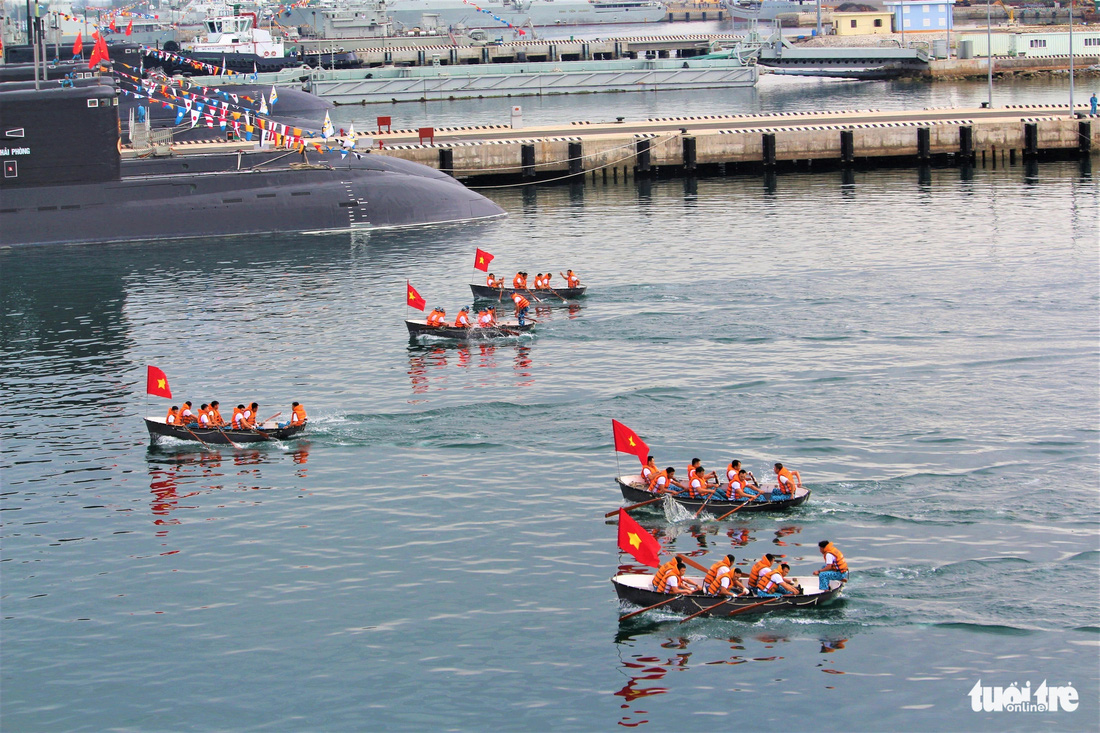 Hội thao chèo xuồng mang đậm nét đặc trưng của văn hóa biển, nhằm cổ vũ động viên bộ đội có tinh thần huấn luyện hăng say