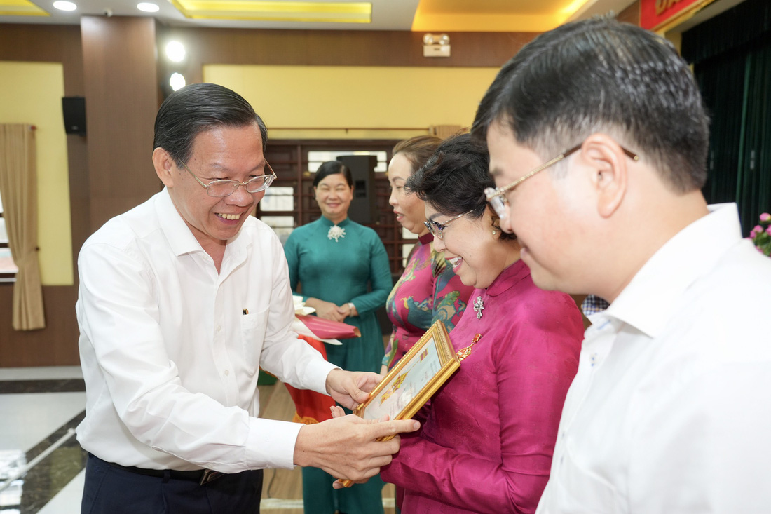 Ông Phan Văn Mãi trao kỷ niệm chương vì sự nghiệp công tác tổ chức xây dựng Đảng của Ban Tổ chức Trung ương cho Bí thư Quận ủy quận 1 Tô Thị Bích Châu - Ảnh: HỮU HẠNH