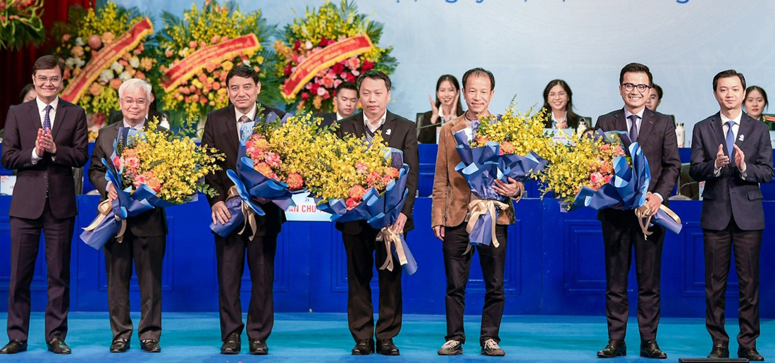 Hội đồng tư vấn, đồng hành sinh viên giai đoạn 2023 - 2028 ra mắt tại phiên bế mạc Đại hội XI Hội Sinh viên Việt Nam - Ảnh: NAM TRẦN