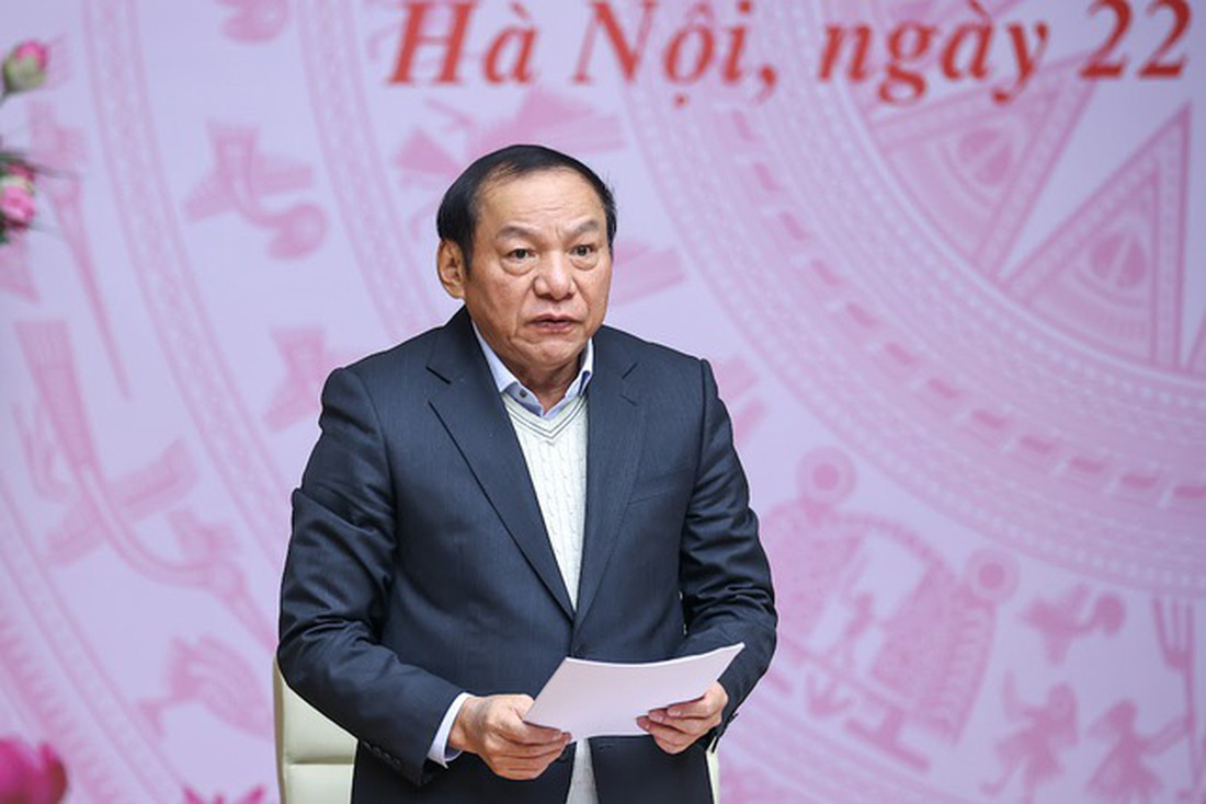 Bộ trưởng Bộ Văn hóa, Thể thao và Du lịch Nguyễn Văn Hùng báo cáo về thực tế phát triển của các ngành công nghiệp văn hóa - Ảnh: VGP