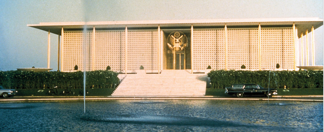 Đại sứ quán Mỹ ở New Delhi, do Ed Durell Stone thiết kế, khánh thành vào năm 1959 trong làn sóng ngoại giao thân thiện của Bộ Ngoại giao - Ảnh: ONERA PUBLISHING
