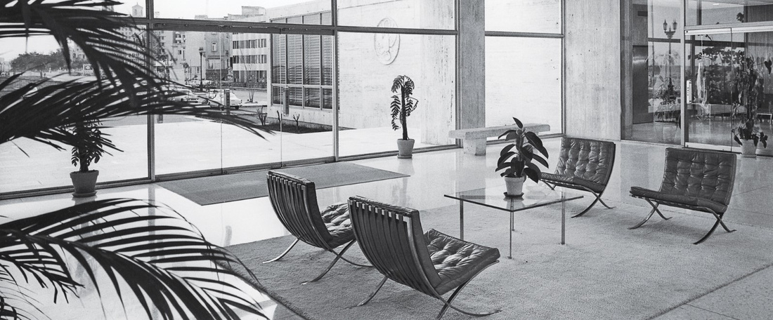 Hoàn hảo với bộ ghế Barcelona của Mies van der Rohe, nội thất của Đại sứ quán Mỹ tại Havana, do Florence Knoll thiết kế, thể hiện phong cách kiến trúc giữa thế kỷ 20 - Ảnh: US DEPARTMENT OF STATE