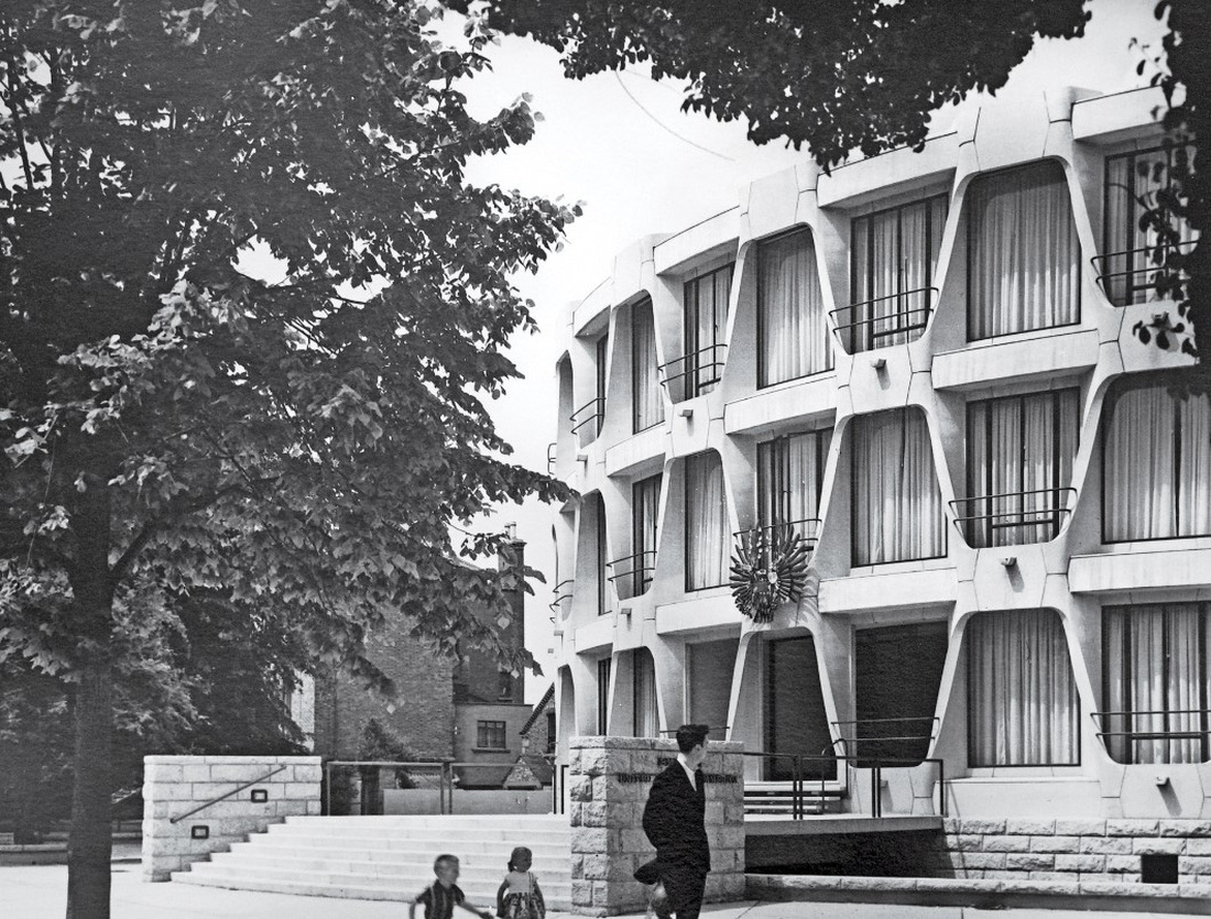 Với các tấm bê tông đúc sẵn và có hào bao quanh, đại sứ quán Mỹ do John M. Johansen thiết kế ở Dublin được hoàn thành vào năm 1964 - Ảnh: DEPARTMENT OF DRAWING AND ARCHIVES