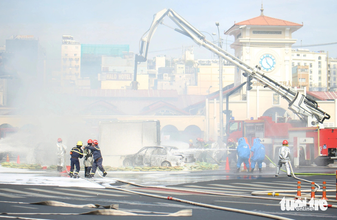 Tình huống giả định xảy ra va chạm giao thông trước chợ Bến Thành, sau đó các xe bốc cháy - Ảnh: MINH HÒA