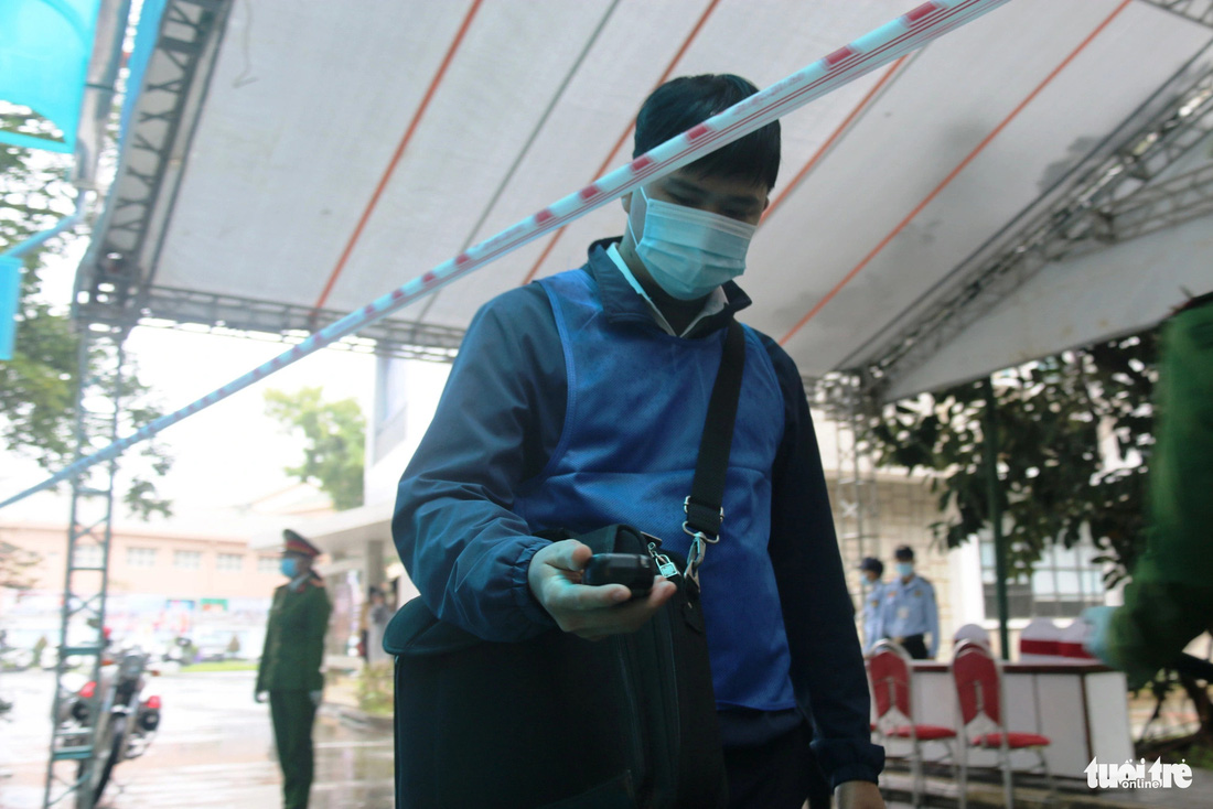 Nhân viên của Sở Khoa học và Công nghệ tỉnh Thừa Thiên Huế dùng thiết bị đo nguồn phóng xạ - Ảnh: NHẬT LINH