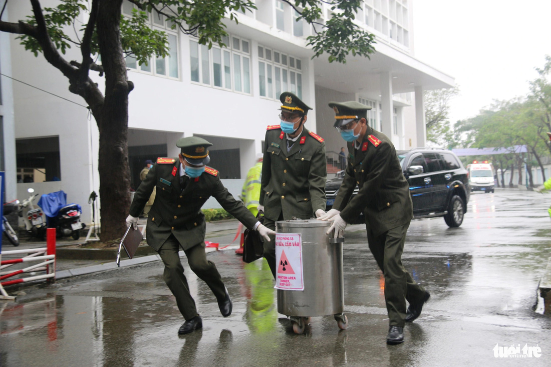 Lực lượng Công an tỉnh Thừa Thiên Huế đưa vật dụng xử lý chất thải phóng xạ chuyên dụng đến hiện trường - Ảnh: NHẬT LINH