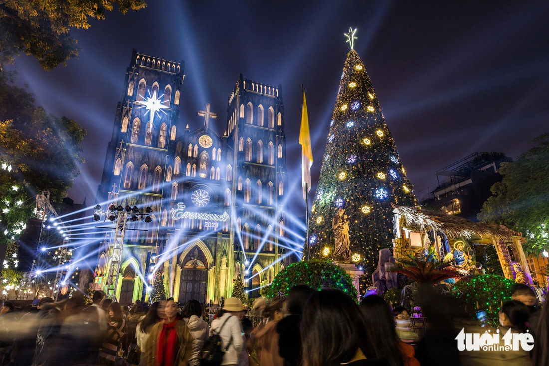 Hàng ngàn người bất chấp giá rét đổ về Nhà thờ lớn Hà Nội tận hưởng không khí Giáng sinh 2023 - Ảnh: DANH KHANG