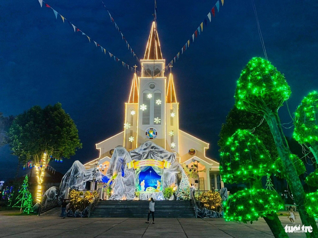 Người dân huyện Nhơn Trạch, tỉnh Đồng Nai đi lễ nhà thờ được trang trí ánh sáng nghệ thuật - Ảnh: QUỲNH HƯƠNG
