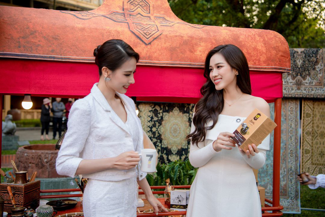 Á hậu Ngọc Hằng và Hoa hậu Đỗ Hà ấn tượng với hệ sản phẩm mới G7 Gold - thế hệ cà phê hòa tan đầu tiên mang hương vị 3 nền văn minh cà phê.