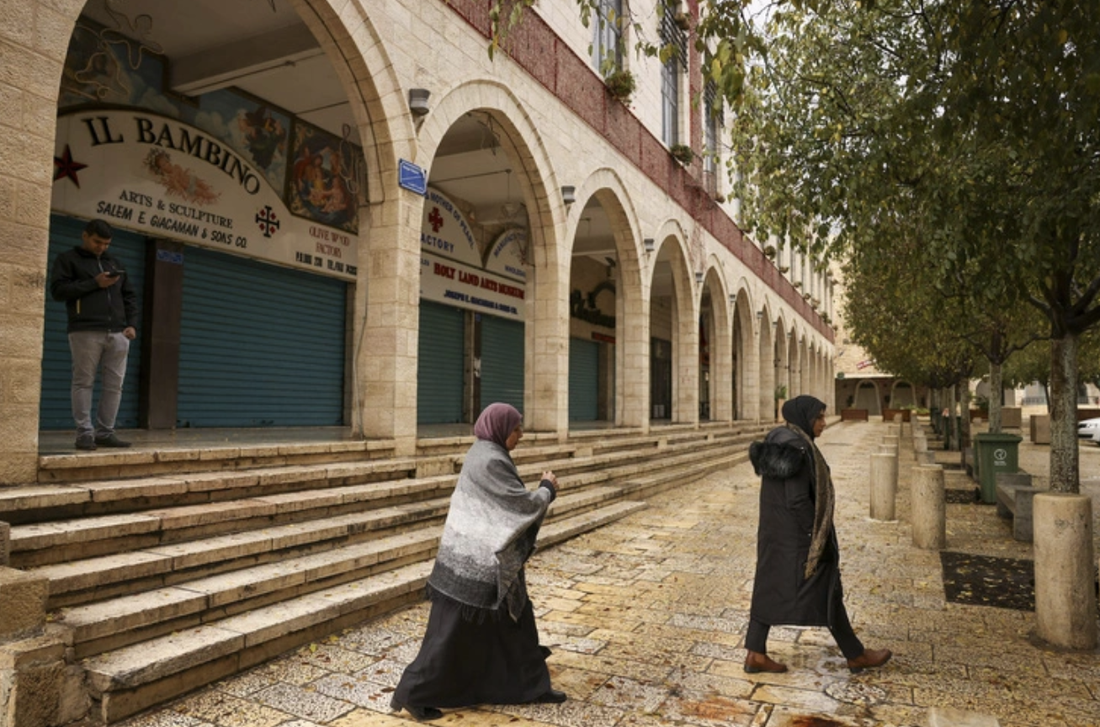 Các cửa hàng ở thành phố Bethlehem phải đóng cửa vào đúng thời điểm mang lại nguồn thu dồi dào nhất năm - Ảnh: AFP