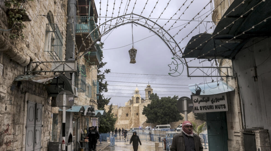 Tháp chuông nhà thờ Giáng sinh ở thành phố Bethlehem bị lực lượng Israel chiếm đóng vào ngày 24-12 - Ảnh: AFP