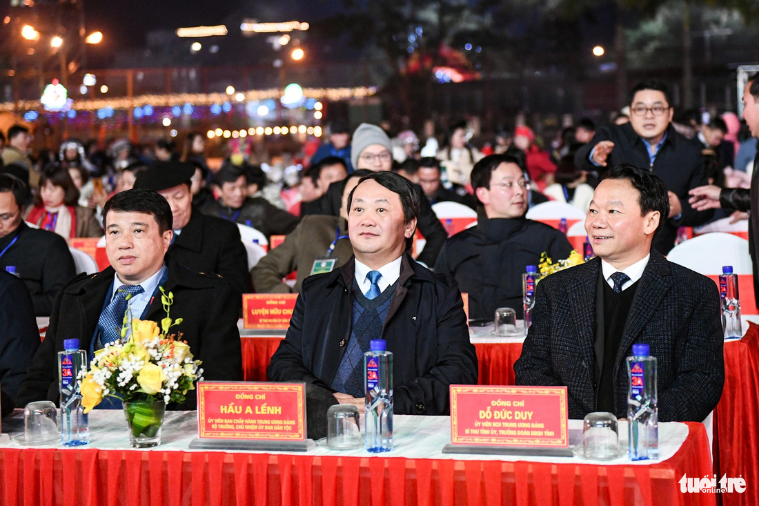 Tham dự buổi lễ có ông Hầu A Lềnh - bộ trưởng, chủ nhiệm Ủy ban Dân tộc (giữa) và ông Đỗ Đức Duy - bí thư Tỉnh ủy Yên Bái (bìa phải)