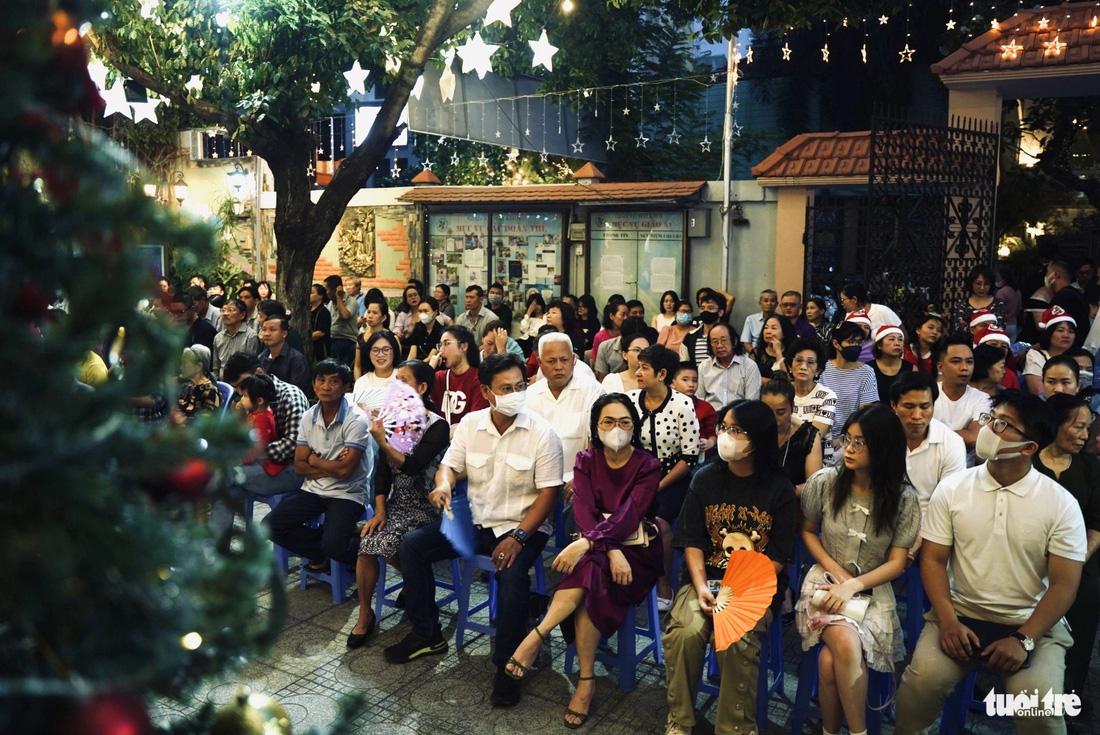 A large number of parishioners came to church early to attend the Christmas Vigil Mass at Mai Khoi Parish Church (District 3) - Photo: THANH HIEP