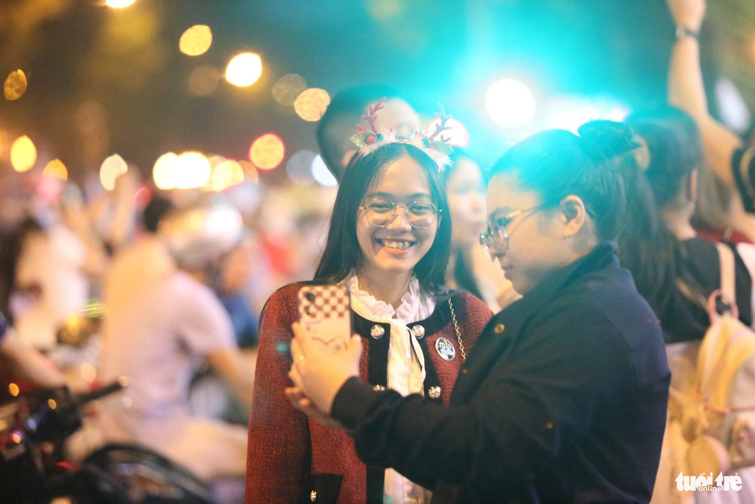 Although crowded, many young people still excitedly went to the street to check-in to save memories of the holiday - Photo: PHUONG QUANYEN