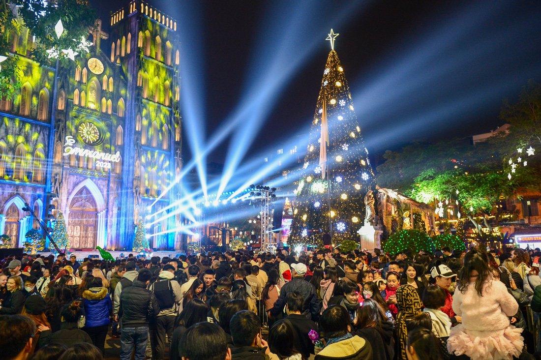 Hàng ngàn người dân bất chấp giá rét đổ về Nhà thờ lớn Hà Nội tận hưởng không khí Giáng sinh - Ảnh: HÀ QUÂN