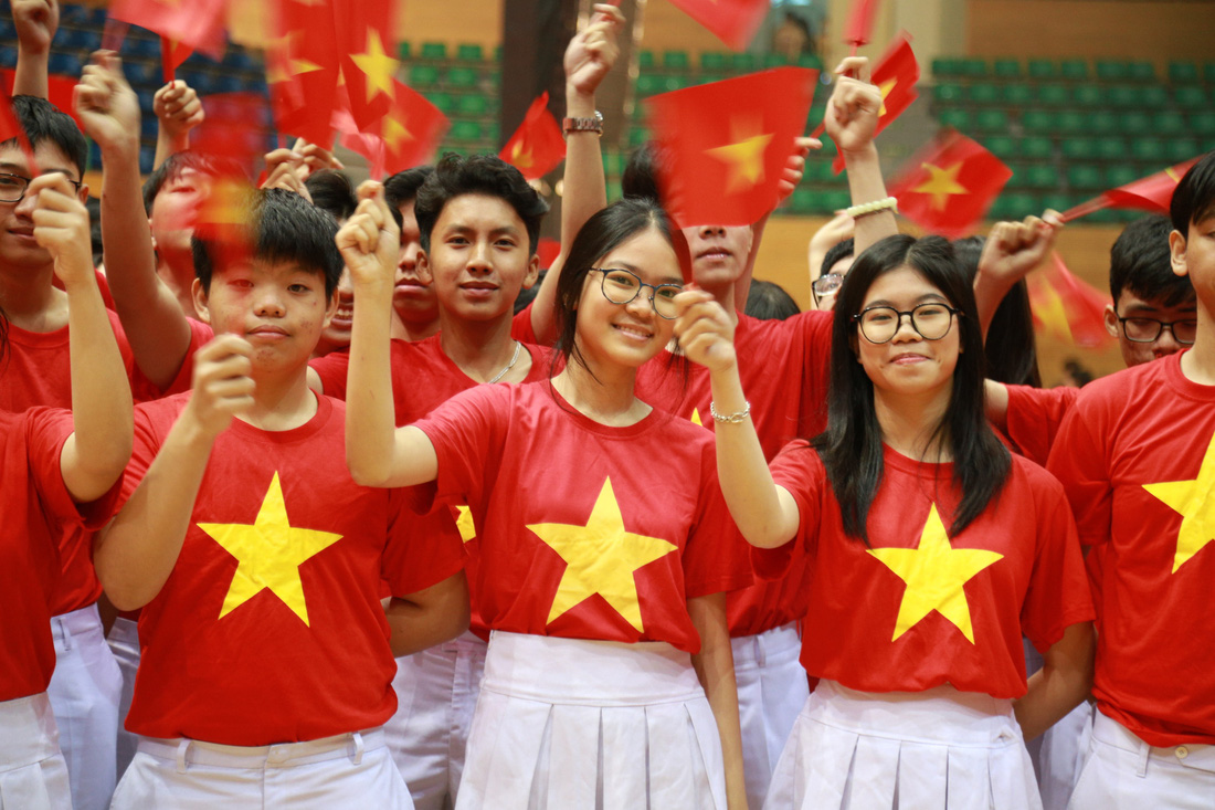 Đoàn viên thanh niên đồng diễn văn nghệ và xếp hình bản đồ Việt Nam - Ảnh: ĐOÀN NHẠN