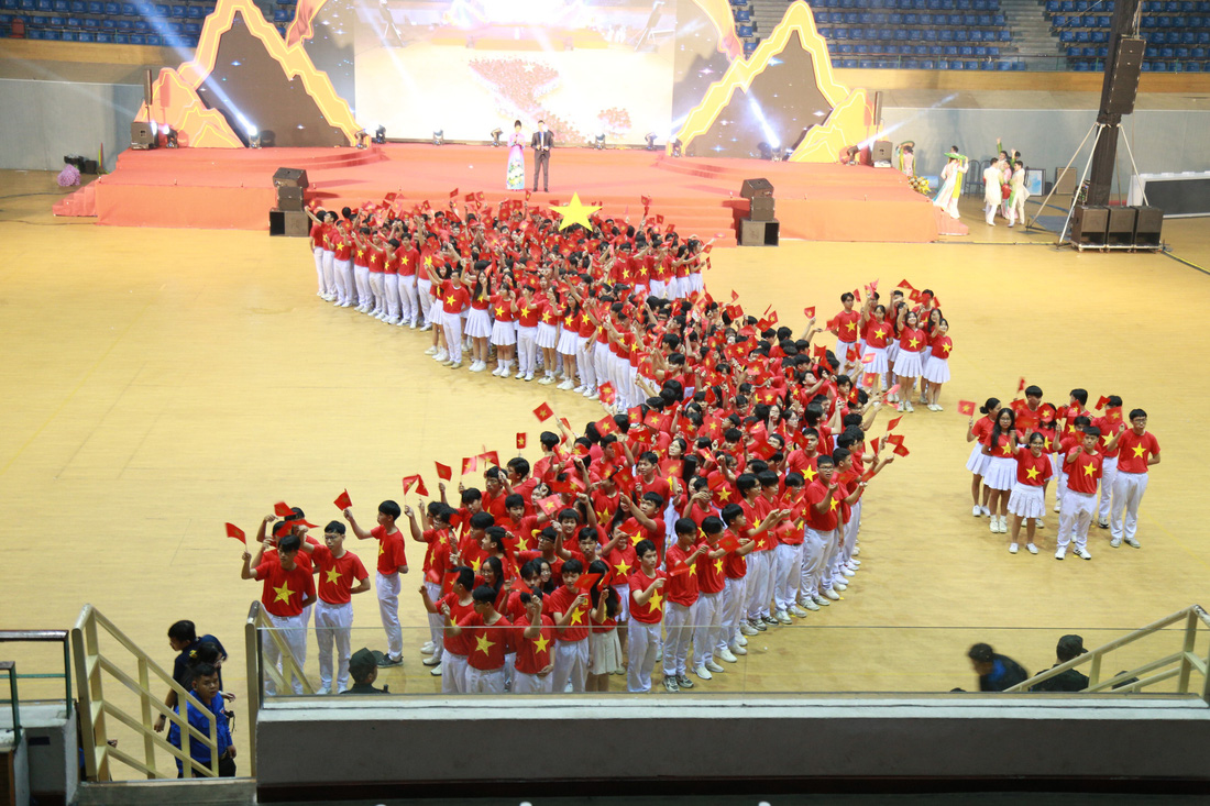 1.300 đoàn viên, thanh niên, học sinh TP Đà Nẵng biểu diễn xếp bản đồ Việt Nam tại Cung thể thao Tiên Sơn - Ảnh: ĐOÀN NHẠN