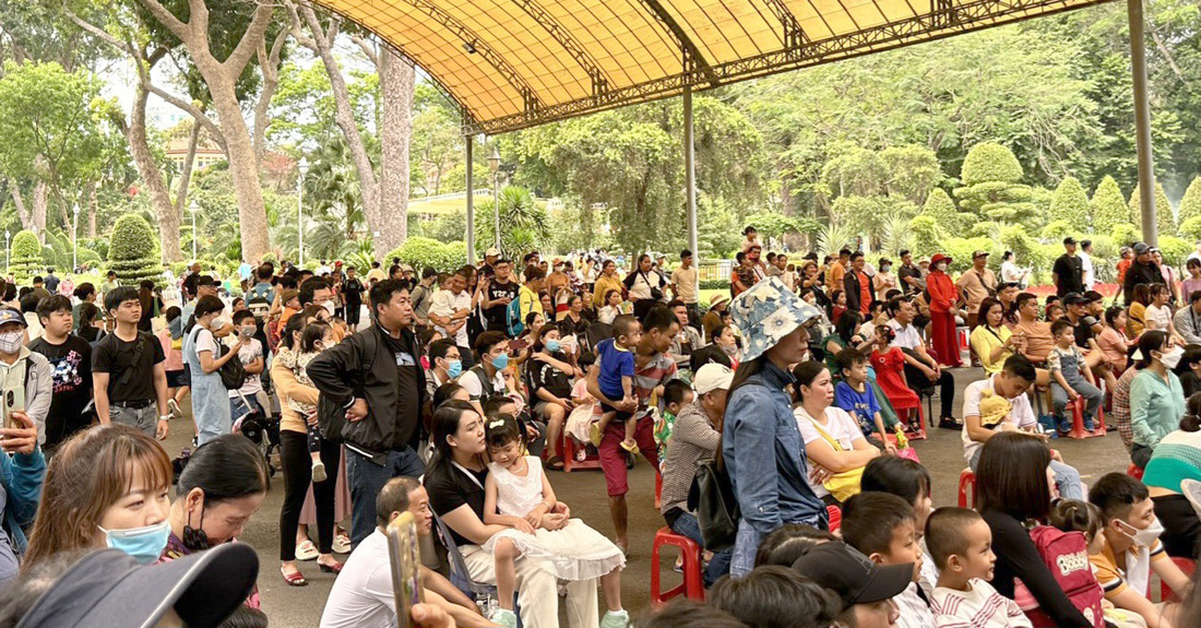 Sân khấu tại Thảo Cầm Viên (quận 1) đông các khách nhí vào ngày 24-12 - Ảnh: NGUYỄN TRÍ