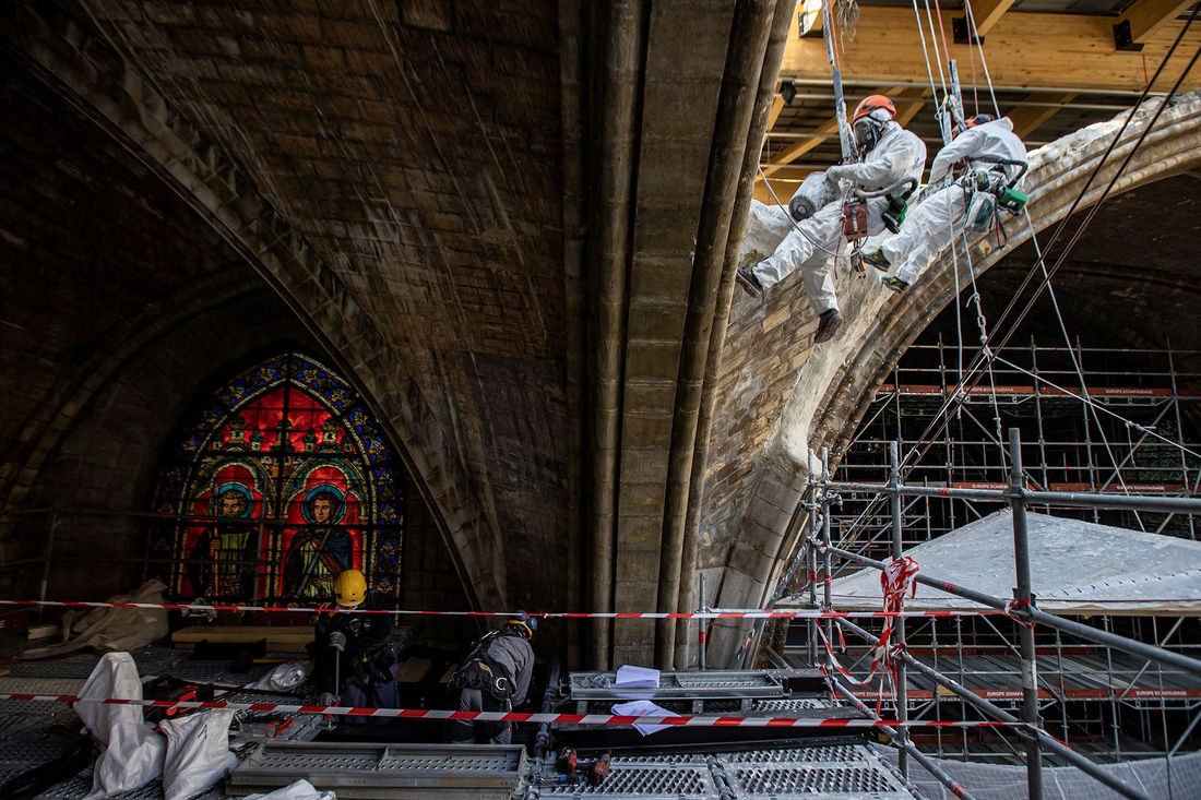Khoảng 500 thợ thủ công đang tiến hành sửa chữa nhà thờ - Ảnh: REUTERS