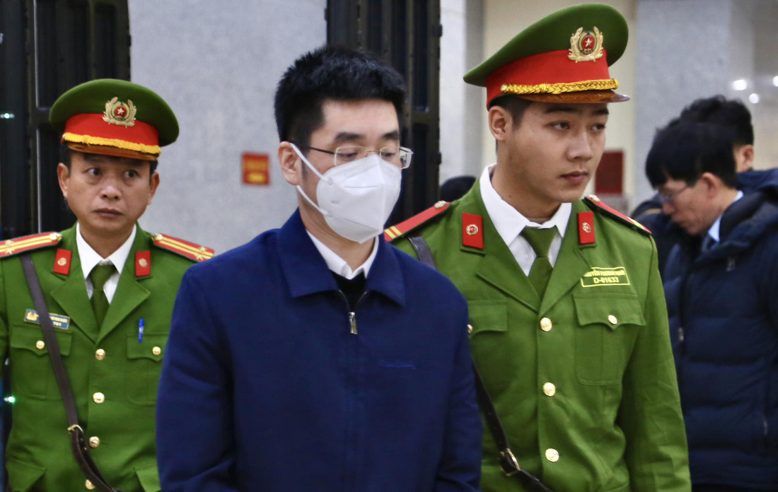 Bị cáo Hoàng Văn Hưng được dẫn giải đến tòa sáng 25-12 - Ảnh: DANH TRỌNG