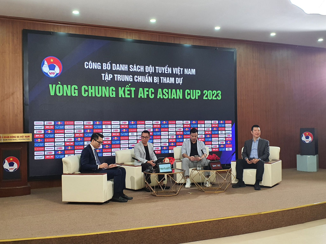 Các vị khách mời gồm HLV Phạm Minh Đức (thứ hai từ trái sang), BLV Quang Huy (ngoài cùng, bên phải) và cựu tuyển thủ Phạm Như Thuần (thứ ba từ trái sang) sẽ tham gia bình luận trong chương trình - Ảnh: VFF