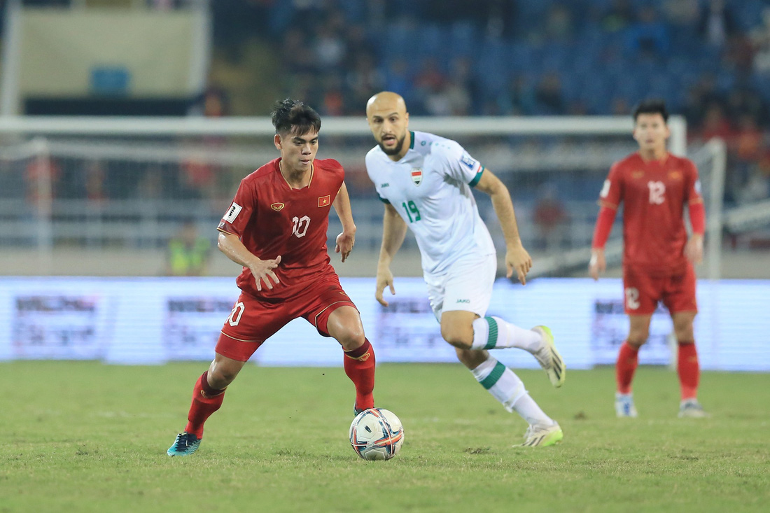 Tiền vệ Khuất Văn Khang (10) có cơ hội góp mặt ở Asian Cup 2023 - Ảnh: HOÀNG TỦNG