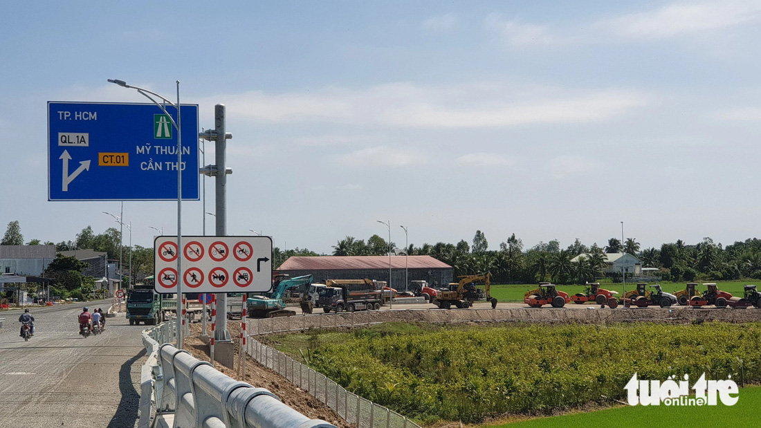 Một số nút giao thông trên tuyến cao tốc Mỹ Thuận - Cần Thơ đoạn qua tỉnh Vĩnh Long chưa hoàn chỉnh nên xe vẫn chưa đi vào đường cao tốc được - Ảnh: MẬU TRƯỜNG