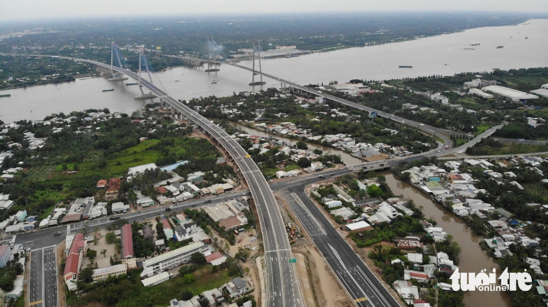 Nút giao giữa cầu Mỹ Thuận 2 với cao tốc Mỹ Thuận - Cần Thơ (tỉnh Vĩnh Long) khiến nhiều tài xế vẫn rối rắm - Ảnh: MẬU TRƯỜNG