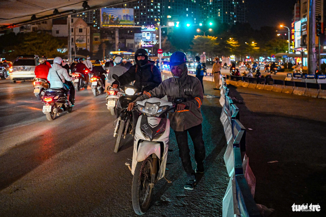 Chưa nắm được thông tin về việc cơ quan chức năng nắn dòng phương tiện, nhiều người đi nhầm vào làn đường rẽ trái đi Nguyễn Trãi phải dắt xe quay ngược trở lại - Ảnh: HỒNG QUANG