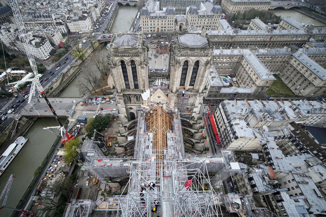 Trong khi nhiều yếu tố trong quá trình tái thiết của tòa nhà sẽ vẫn giữ nguyên như ban đầu, Tổng thống Macron cũng quan tâm đến các yếu tố của cột mốc này để “đánh dấu” thế kỷ 21 -Ảnh: AFP