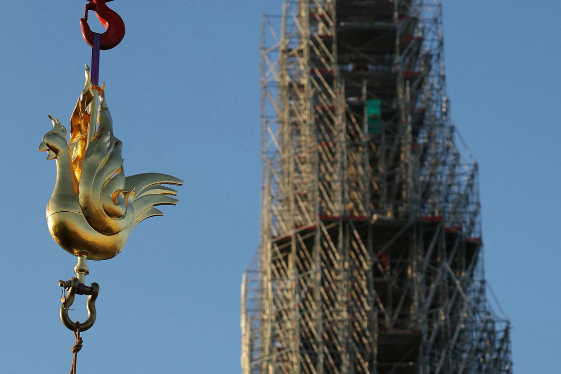 Con gà trống vàng mới do kiến trúc sư Philippe Villeneuve thiết kế, chứa các di vật được cứu khỏi trận hỏa hoạn năm 2019 và một ghi chép có tên những người làm công việc tái thiết nó - Ảnh: SHUTTERSTOCK