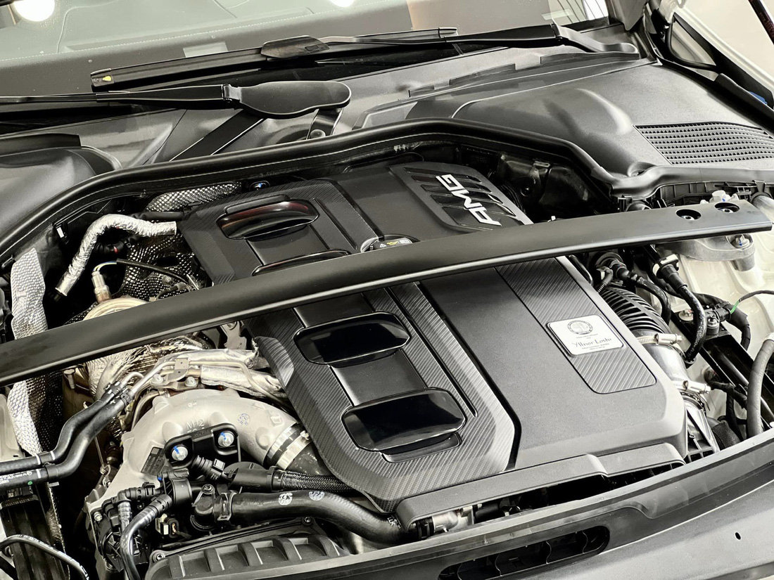 Mercedes-AMG C 43 4Matic được trang bị máy tăng áp 4 xy-lanh 2.0L, bổ trợ bởi công nghệ hybrid 48V tích hợp máy phát cho khả năng tạm thời tăng công suất hệ thống thêm 14 mã lực. Công suất tối đa 402 mã lực và 500Nm mô-men xoắn. Hộp số tự động 9 cấp và hệ dẫn động bốn bánh toàn thời gian 4Matic. Các chế độ lái: Race Start (tương tự Lauch Control), Sport, Sport+, Comfort và Individual - Ảnh: Mercedes-Benz