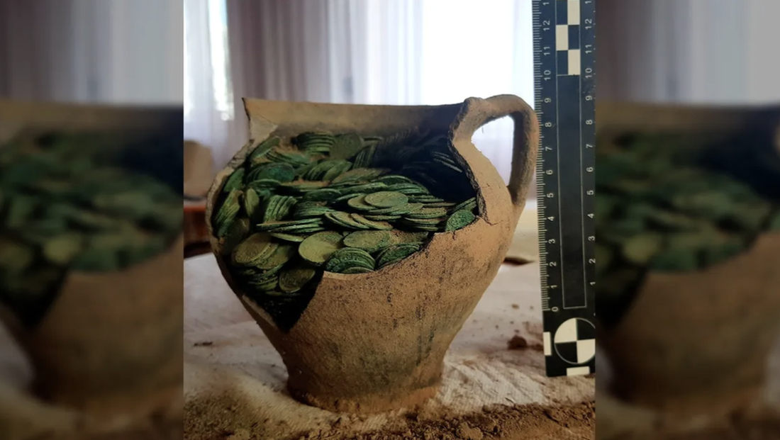 Bình gốm được phát hiện chứa đầy tiền cổ ở Ba Lan - Ảnh: LIVE SCIENCE
