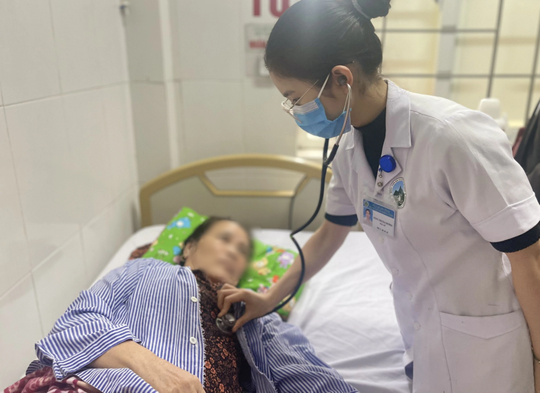Một bệnh nhân ngộ độc khí CO do đốt than sưởi ấm trong phòng kín được cấp cứu tại Bệnh viện Đa khoa tỉnh Hà Tĩnh - Ảnh: H.A.