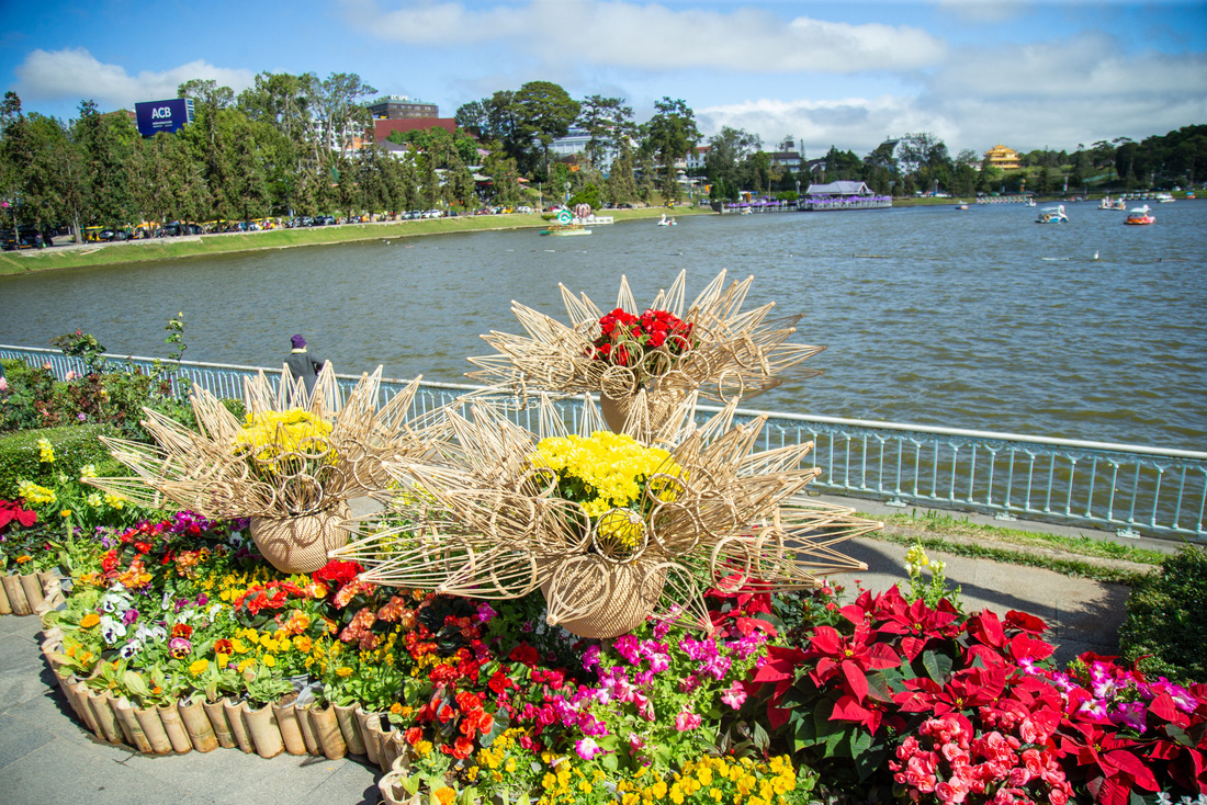 Bờ hồ Xuân Hương trang hoàng nhiều hoa tươi - Ảnh: THIÊN KHẢI