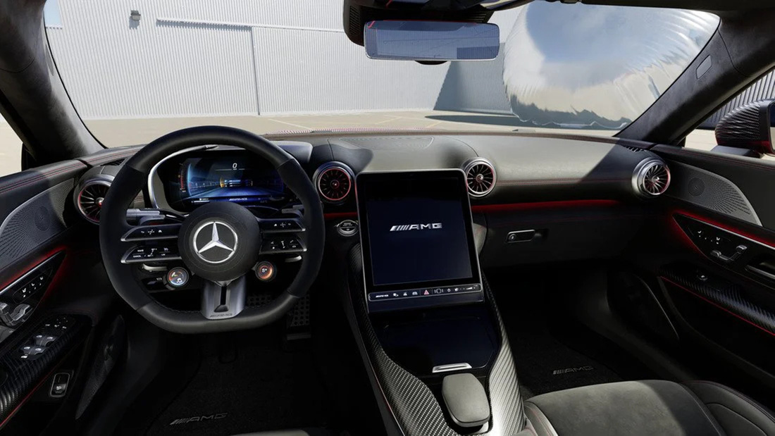 Nội thất trang bị hệ thống thông tin giải trí MBUX mới nhất với màn trung tâm dạng dọc siêu lớn có khả năng nghiêng góc 12 tới 32 độ để tiện cho người dùng chỉnh tùy ý theo hướng nhìn, cũng như hạn chế yếu tố bị lóa vì ánh sáng bên ngoài. Phía trước người lái là bảng đồng hồ full kỹ thuật số 12,3inch và màn HUD thực tế ảo tăng cường - Ảnh: Mercedes-Benz